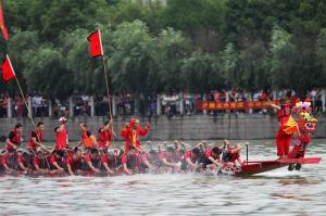 women racers on dragon boat